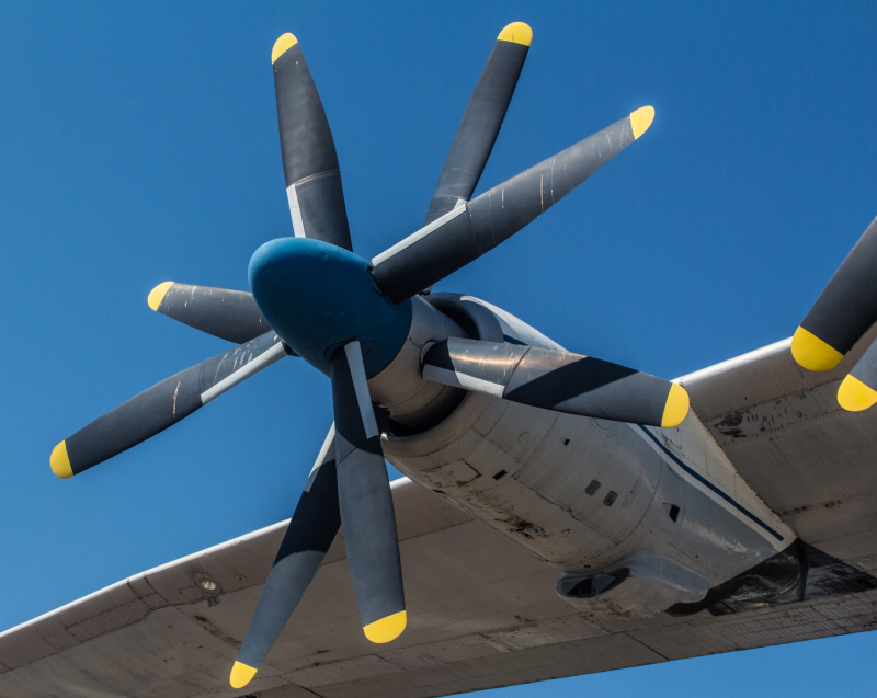 Contra-rotating airplane propeller